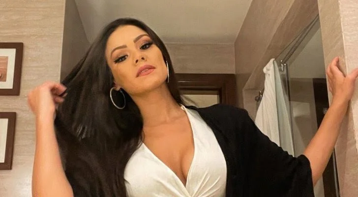 تبهر الجماهير.. ظهور جريء لـ الراقصة لورديانا على شاطئ البحر