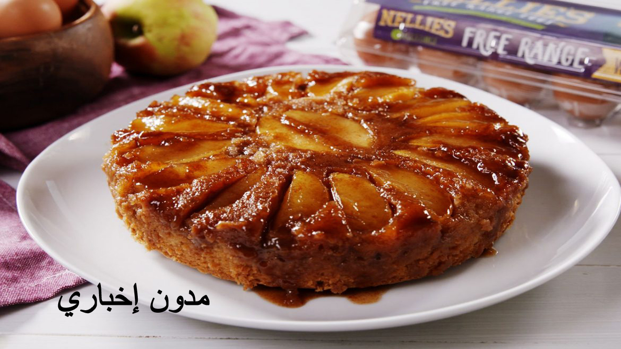 بسيطة وسريعة وطعمها لزيز.. طريقة عمل كيكة التفاح المقلوبة بالكراميل