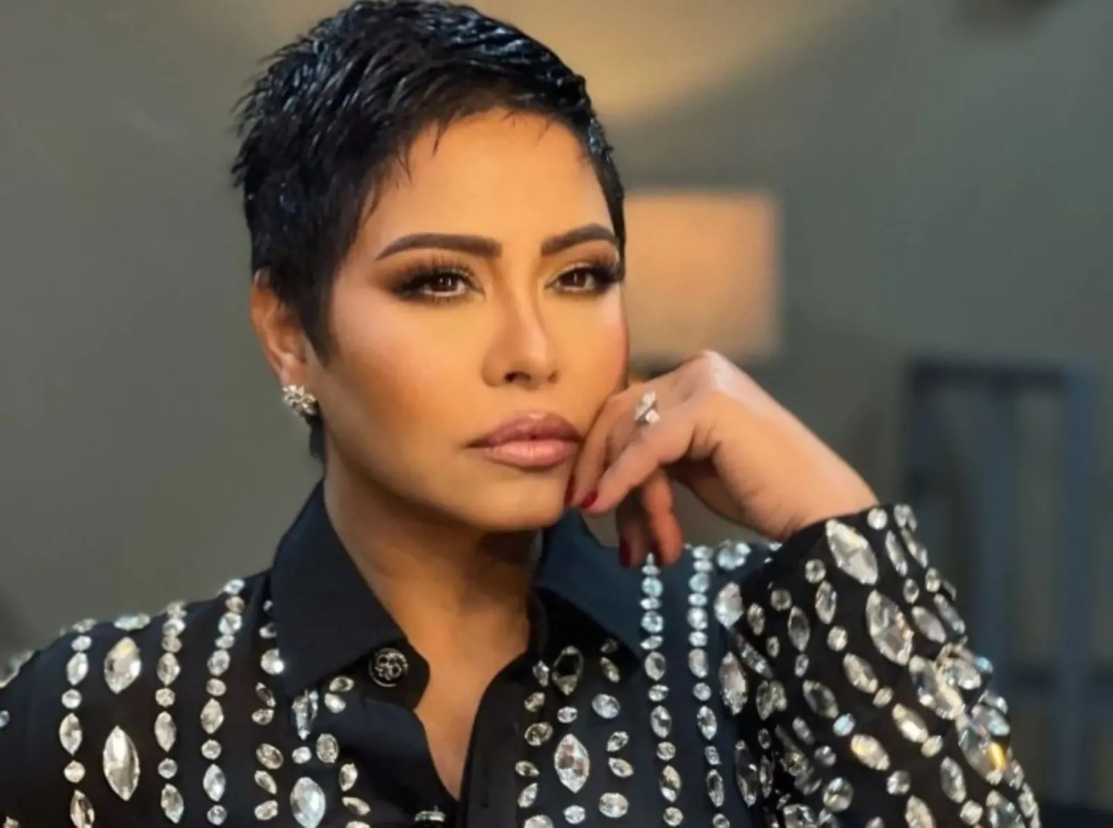 لقطات حميمية تكشفها كاميرا المستشفى تفاصيل لحظة تقبيل شيرين يد حسام حبيب