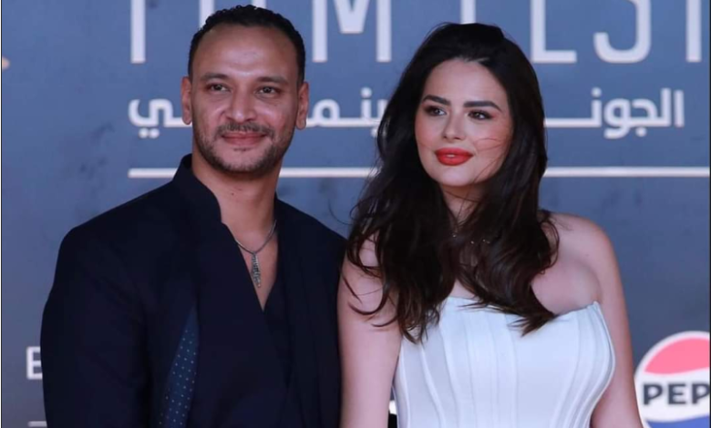 لماذا أصبحت صورة هنادي مهنا وأحمد خالد صالح حديث السوشيال ميديا؟