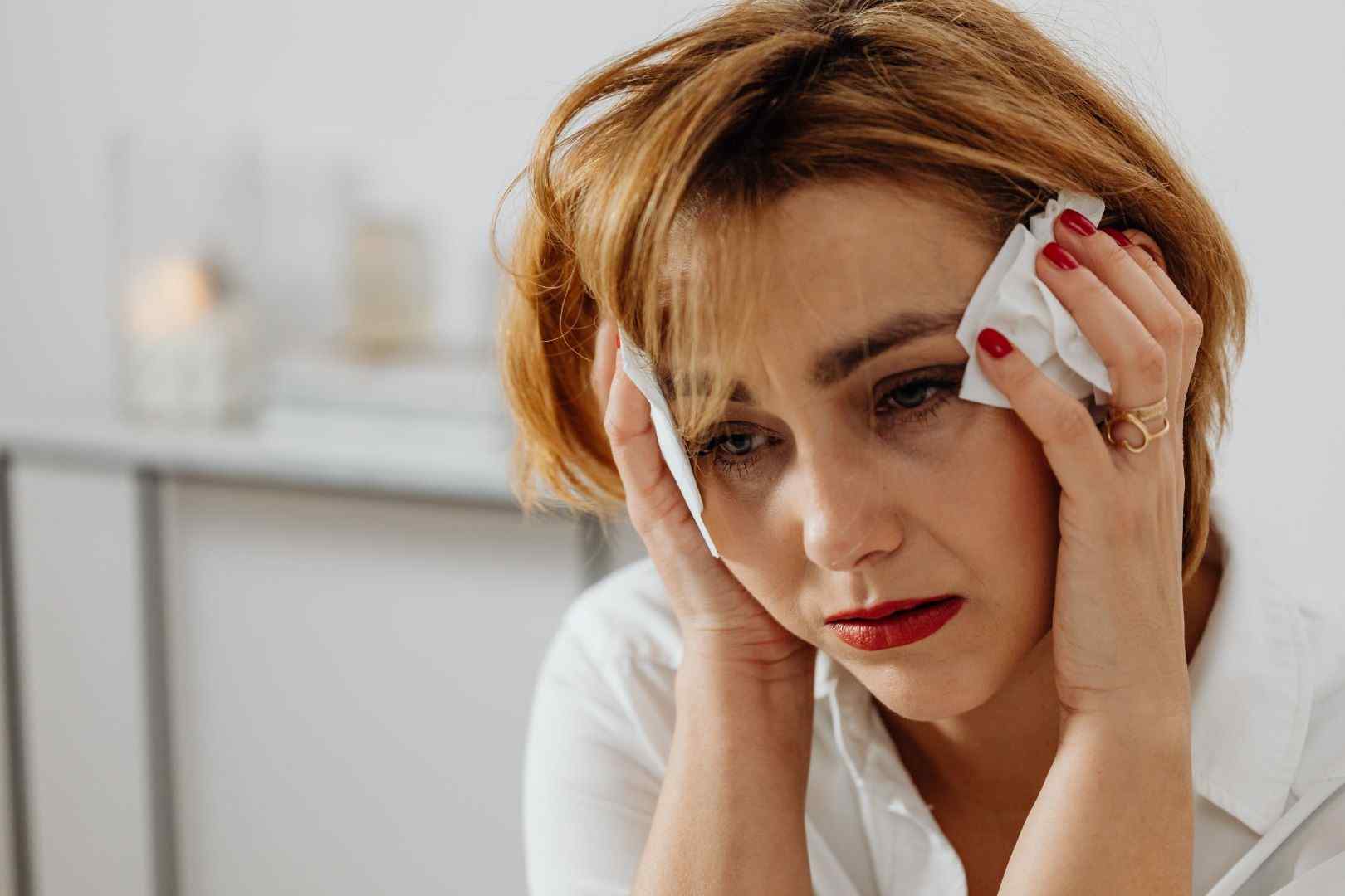 تفسير حلم موت شخص حي وعدم البكاء عليه: متى يكون الحلم رسالة طمأنينة؟