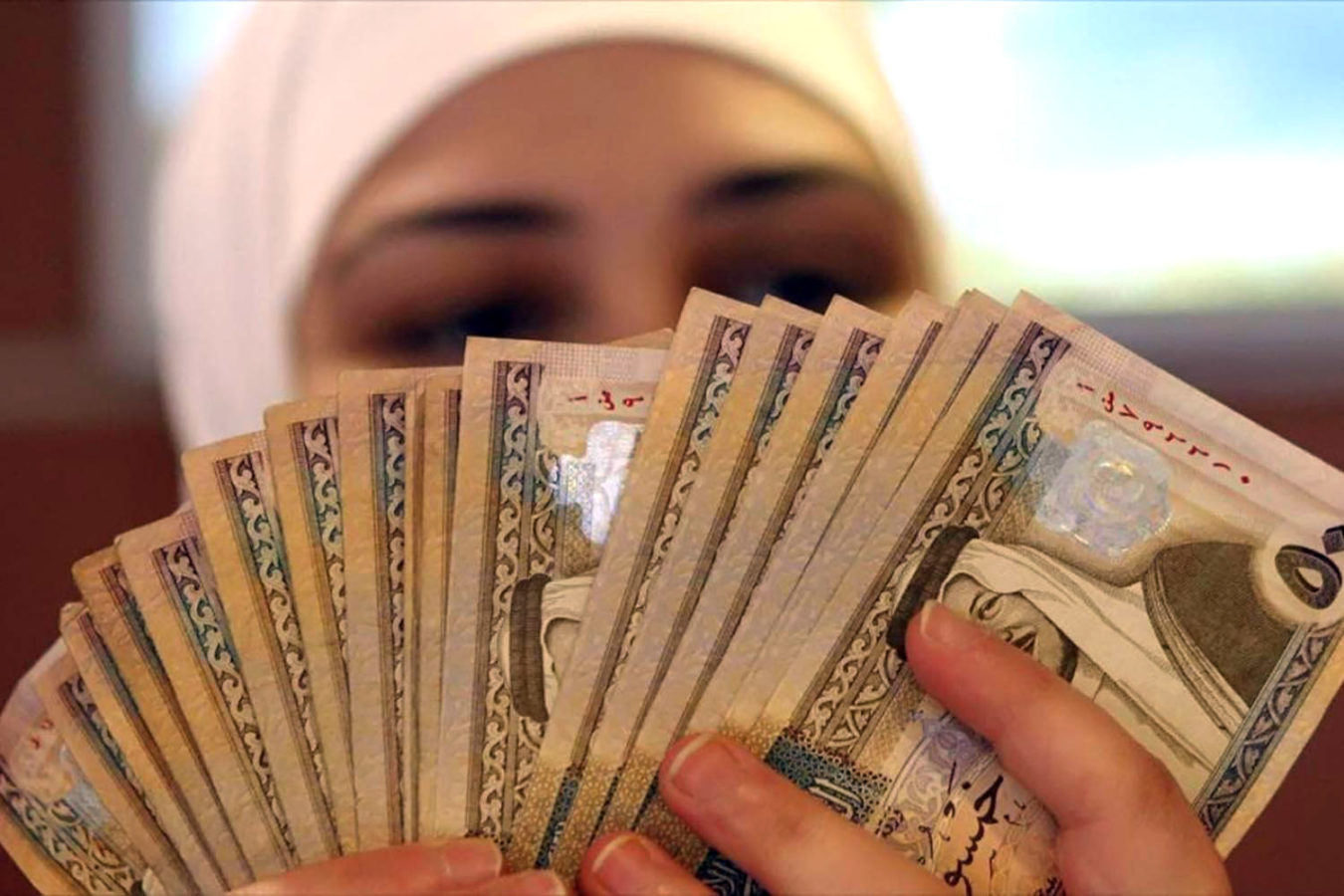 العثور على النقود الورقية وأخذها في المنام: التفسير الذي يبحث عنه الجميع